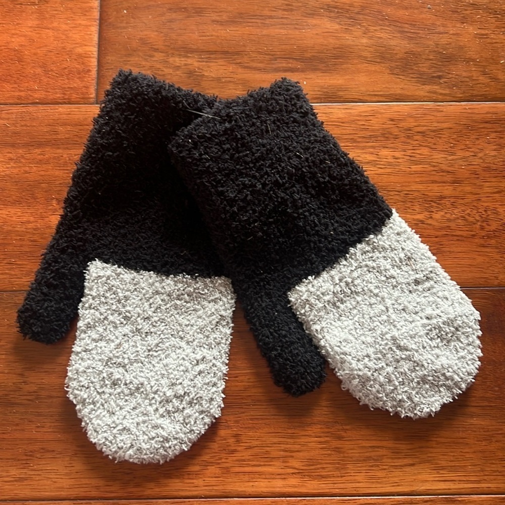 NWOT Black/Grey Vince Camuto Mittens One Size